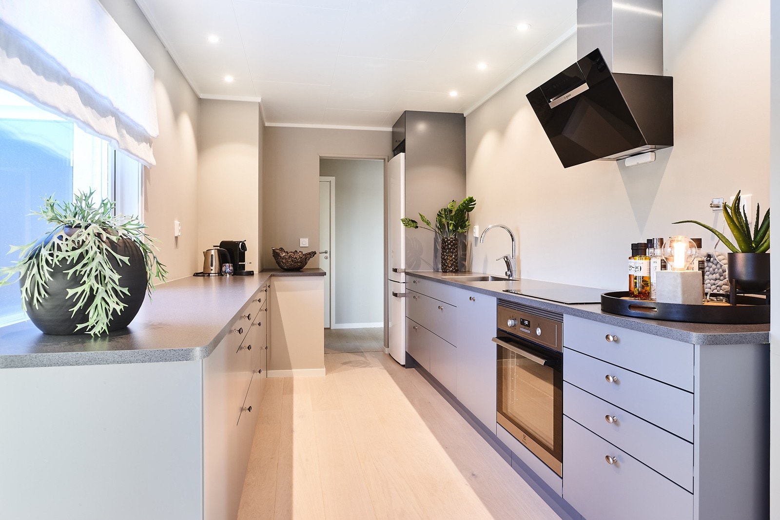 Nytt og lekkert kjøkken med integrert oppvaskmaskin, platetopp og stekovn. Kjøl og fryseskap medfølger også. Galleribilde