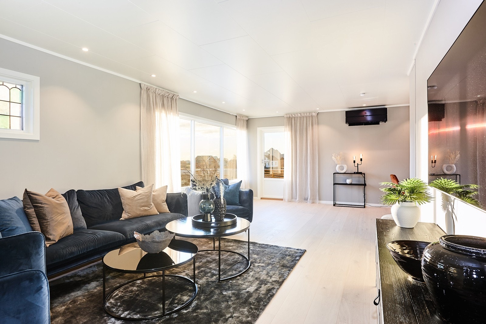 Stuen er utført i slette vegger og god planløsning. Galleribilde