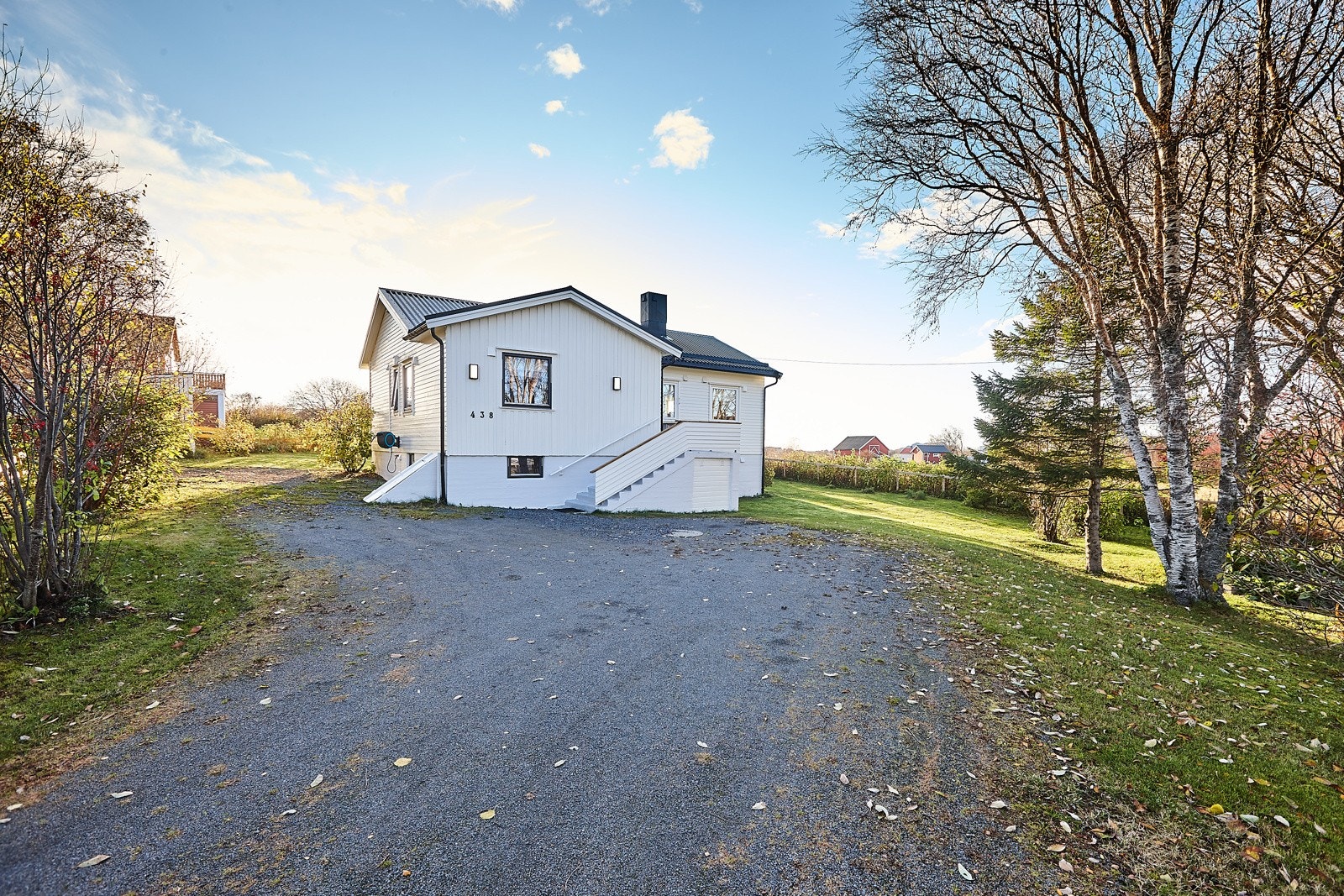 Boligen ligger på romslig tomt med opparbeidet gårdsplass og parkeringsmuligheter til flere biler. Galleribilde