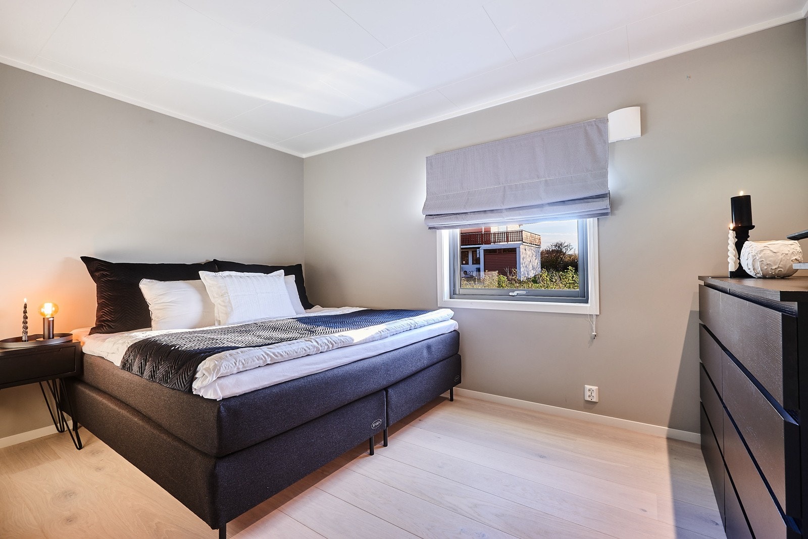 Hovedsoverom av god størrelse. Boligen har totalt 3 soverom hvorav alle befinner seg i 1.etg. Galleribilde