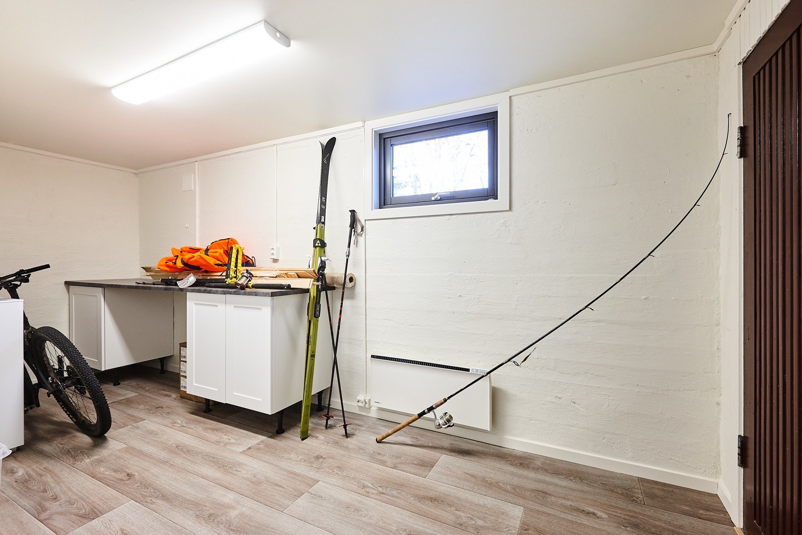 Bod/gang i kjeller med egen utgang på mark. Galleribilde