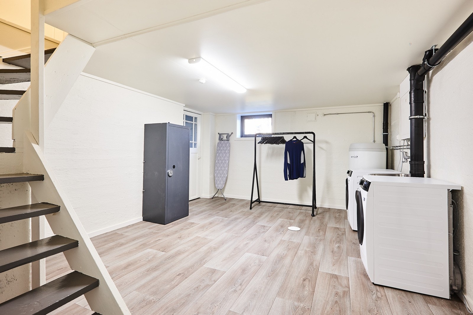 U.etg. er innredet til romslig og praktisk vaskerom. Galleribilde