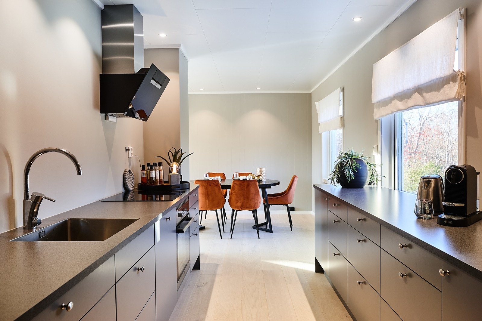 Stilrent kjøkken med rikelige arbeidesflater. Galleribilde