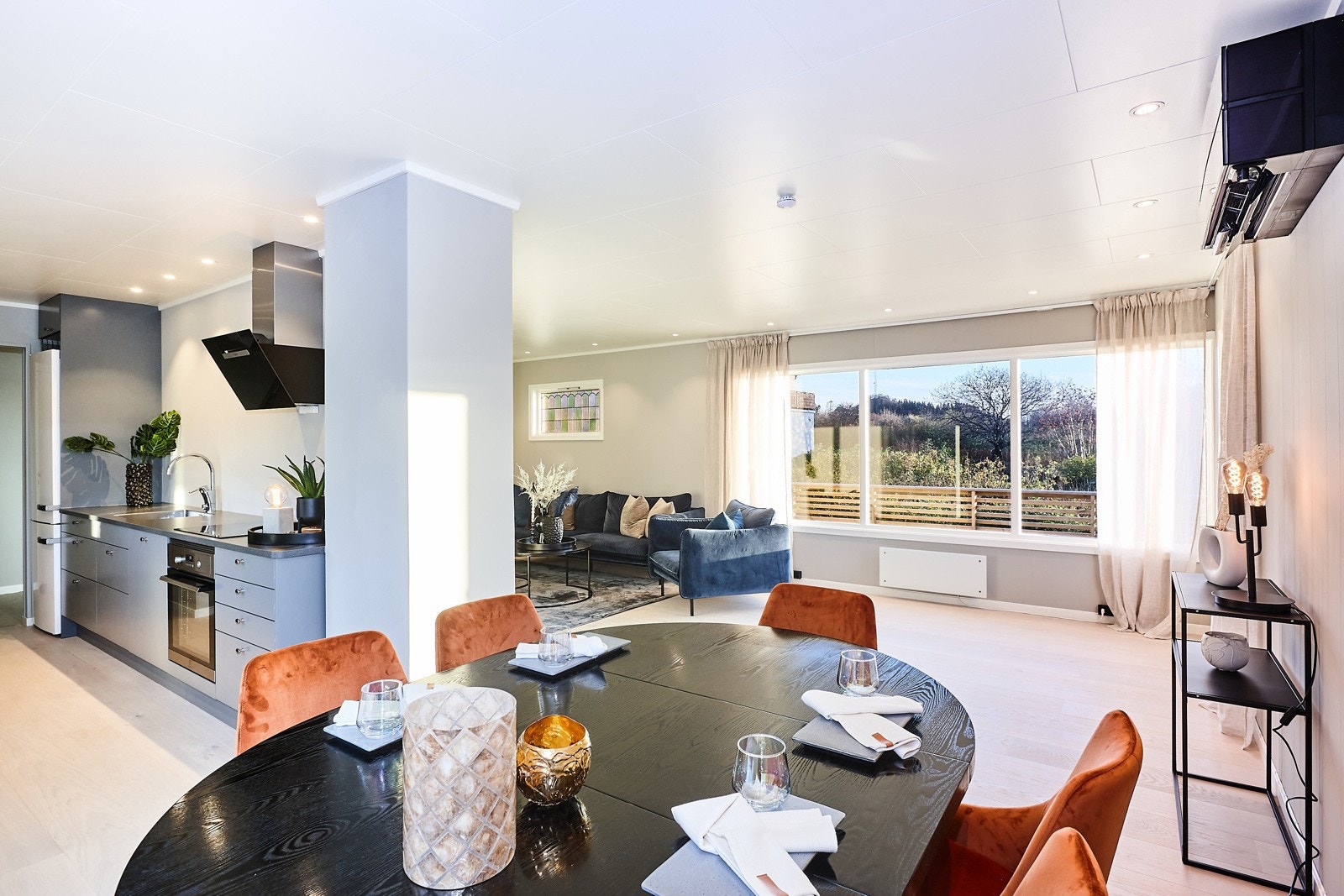 Store vindusflater og utgang til romslig og skjermet veranda. Galleribilde