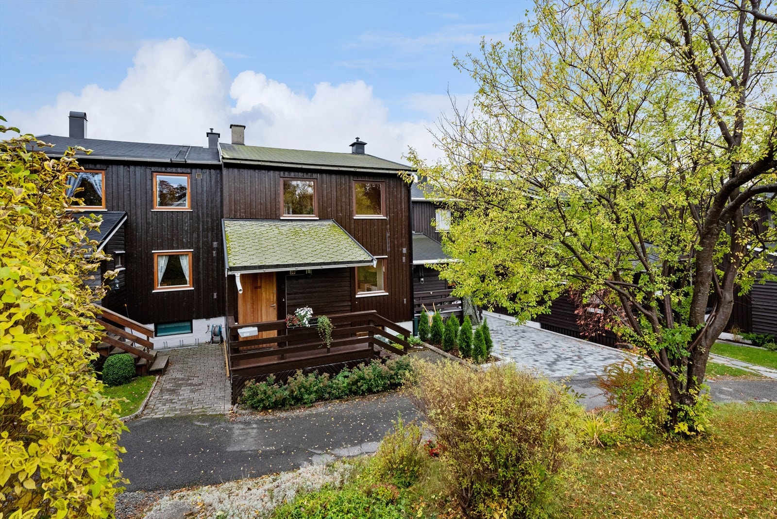 Boligen har adkomst fra en hyggelig terrasse med overbygg Galleribilde