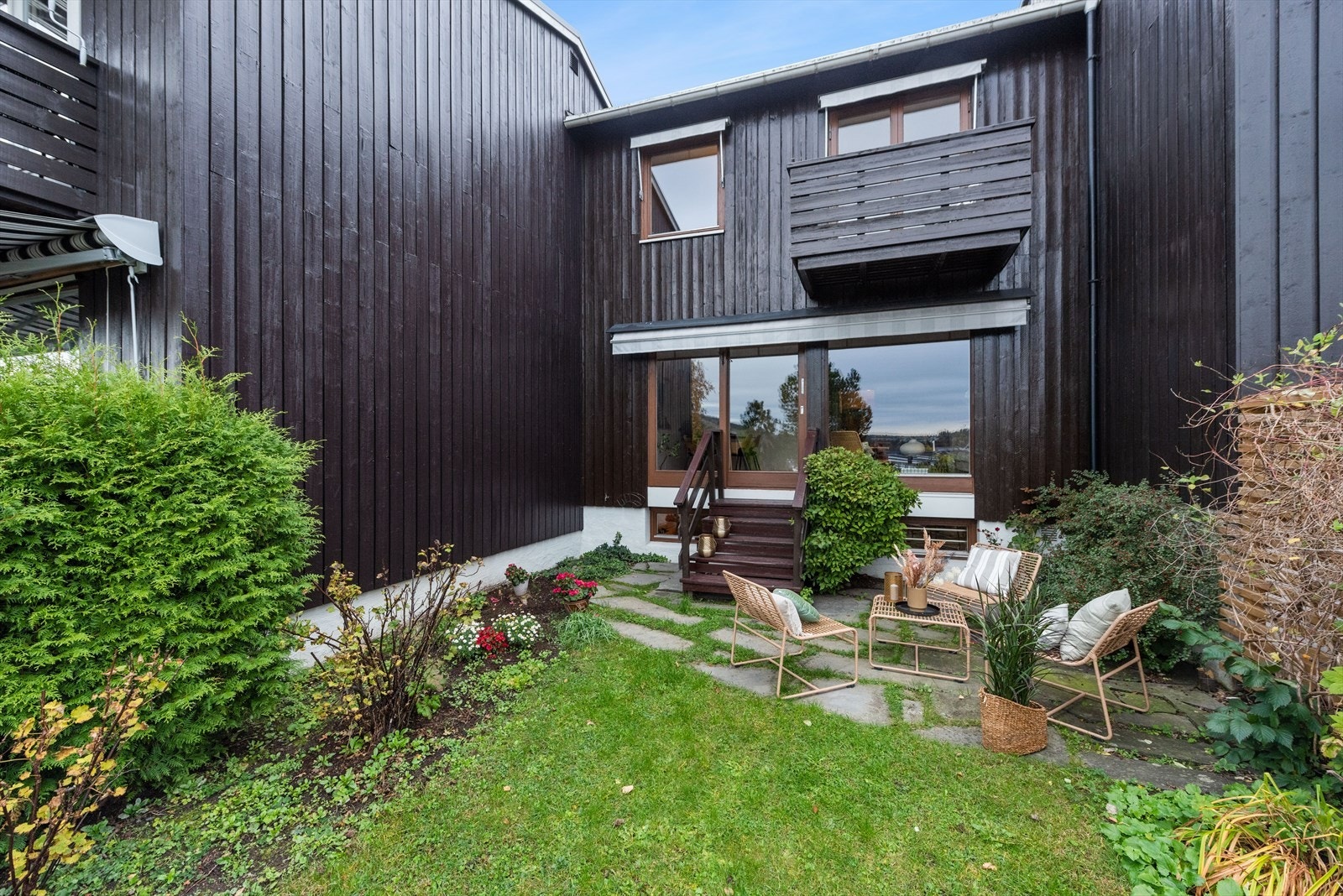 Flott rekkehus over tre plan, med solrike uteplasser Galleribilde