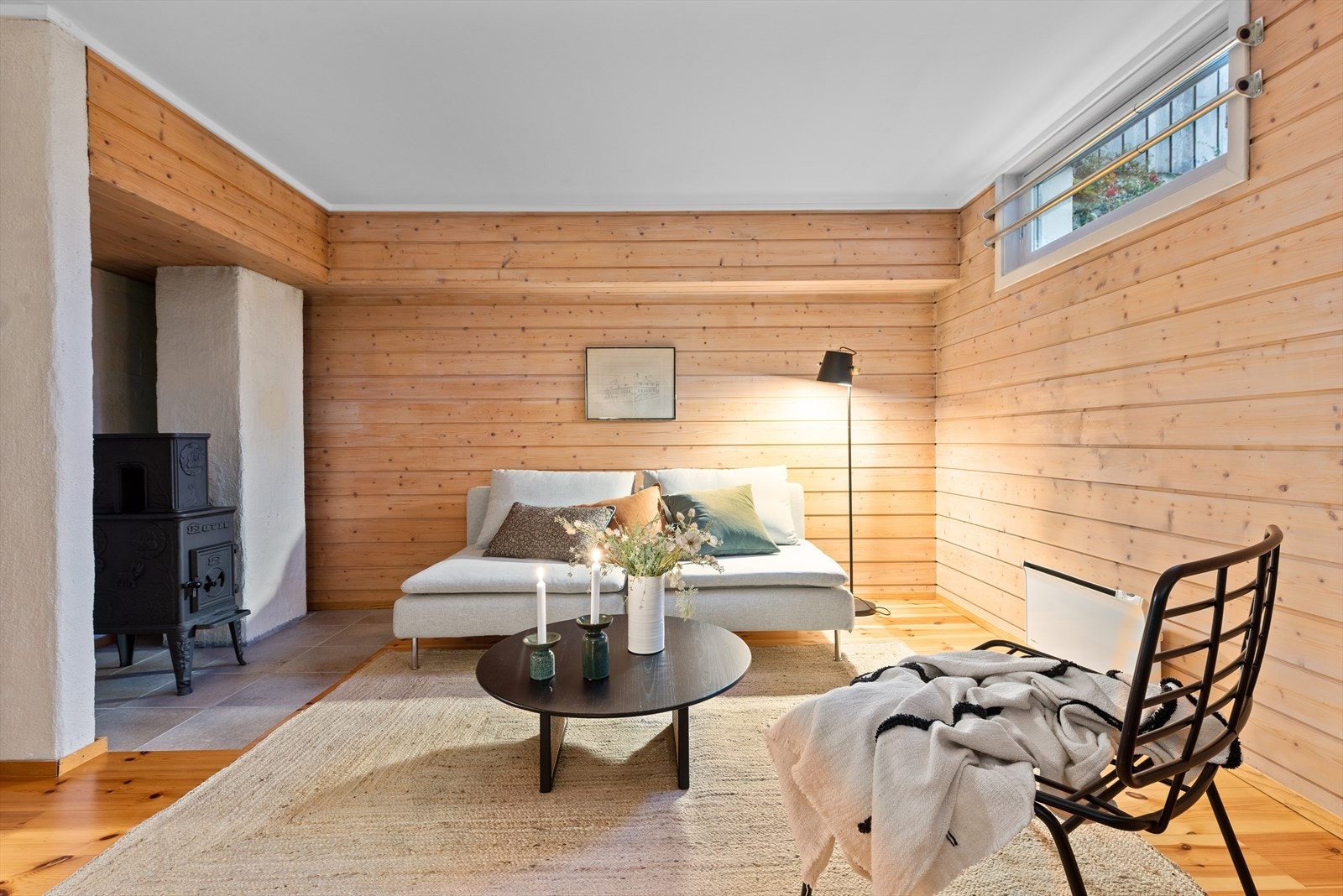 Stor kjellerstue med peisovn Galleribilde