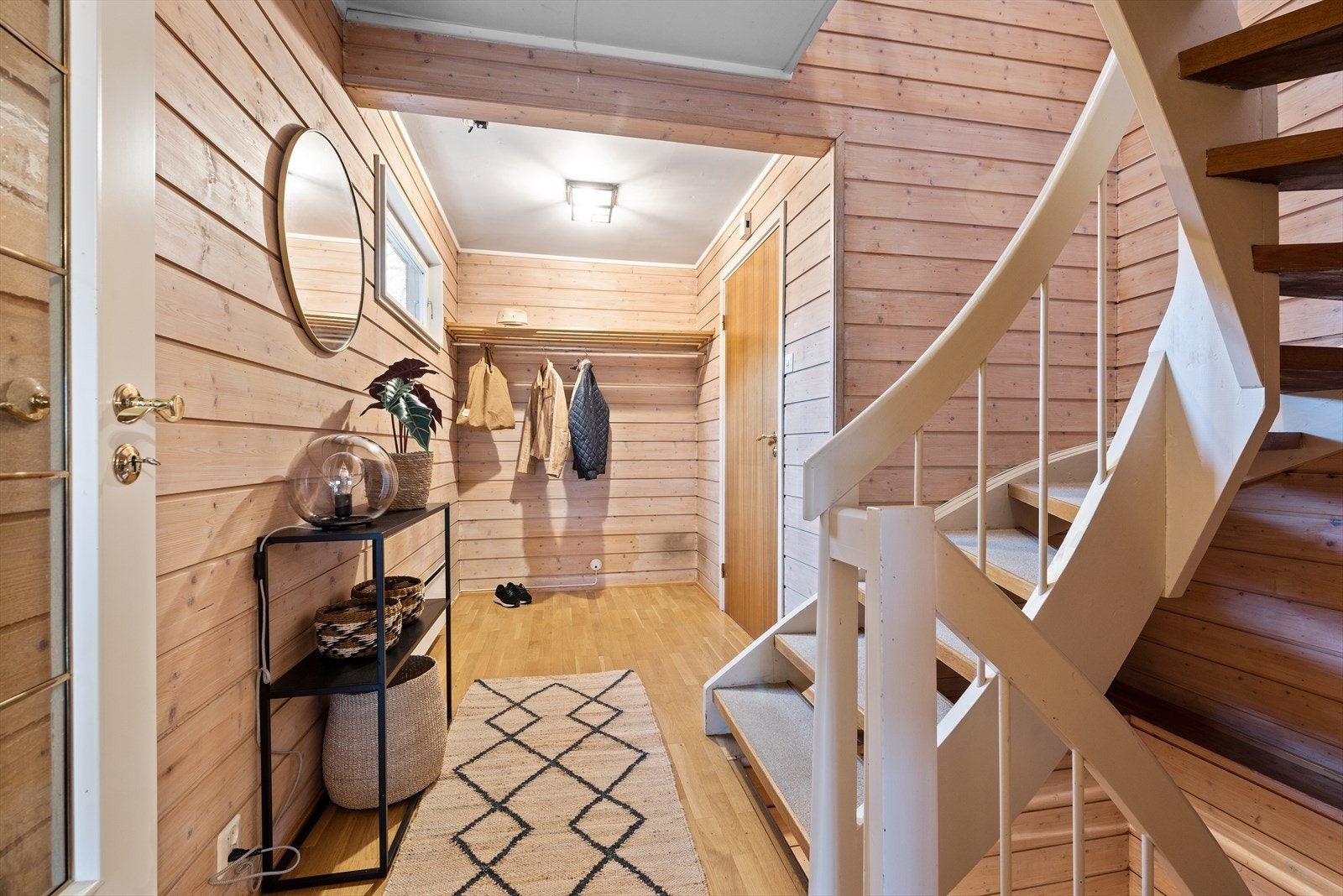 Inngangsparti med god plass til klesskap/garderobe Galleribilde