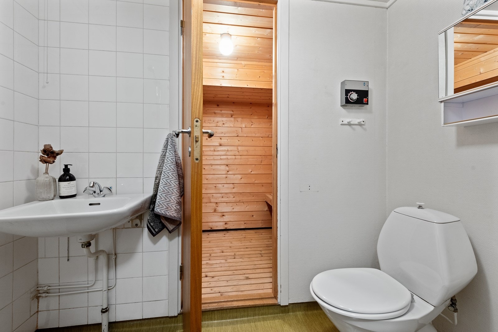 Baderommet i kjelleren har også fungerende badstue Galleribilde