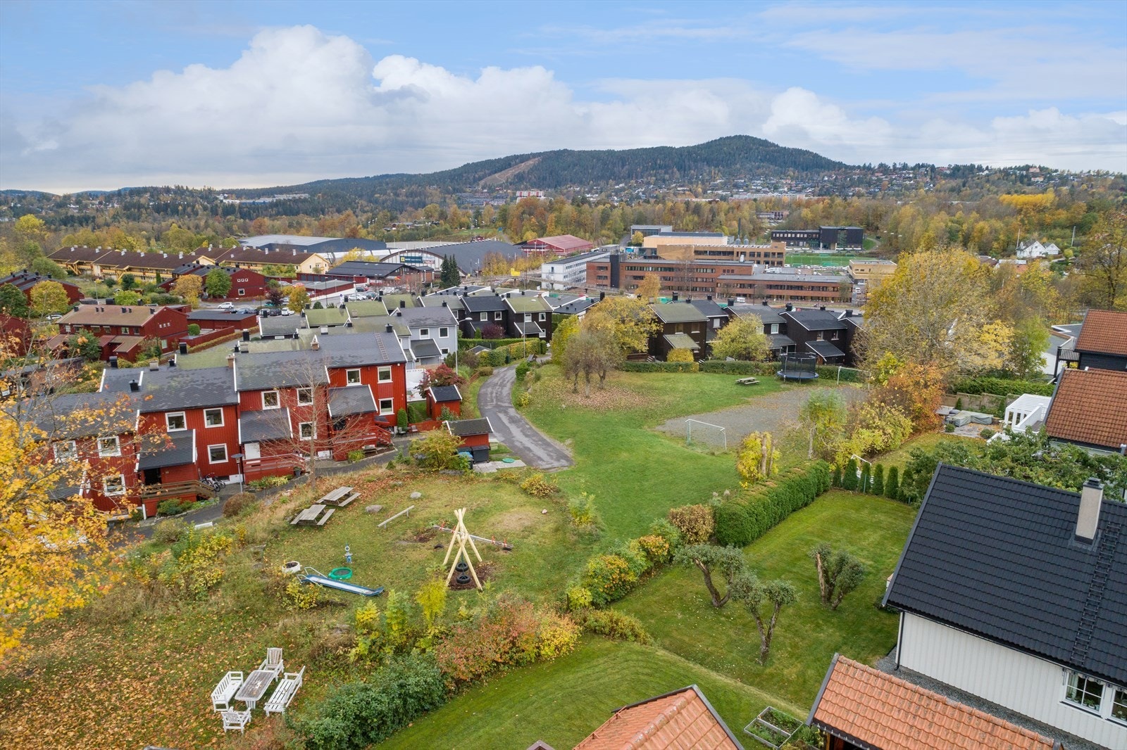 Felles lekeplass - Dette er et område kjent for et svært godt bomiljø da området er veletablert og barnevennlig. Galleribilde