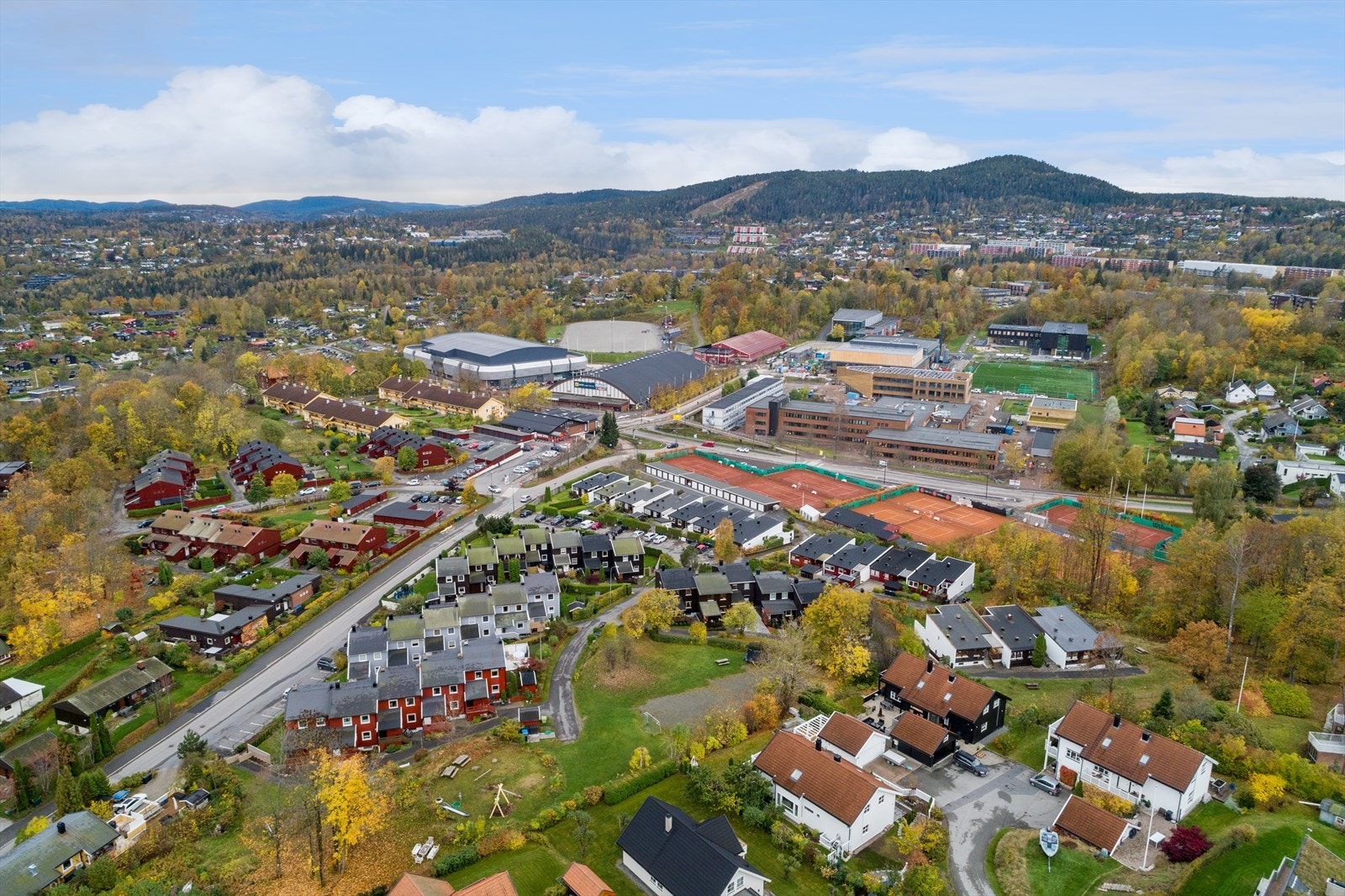 Beliggende midt i Risenga aktivitetspark, med blant annet: Ishockey, turn, fotball, svømmehall, tennis mm. Galleribilde