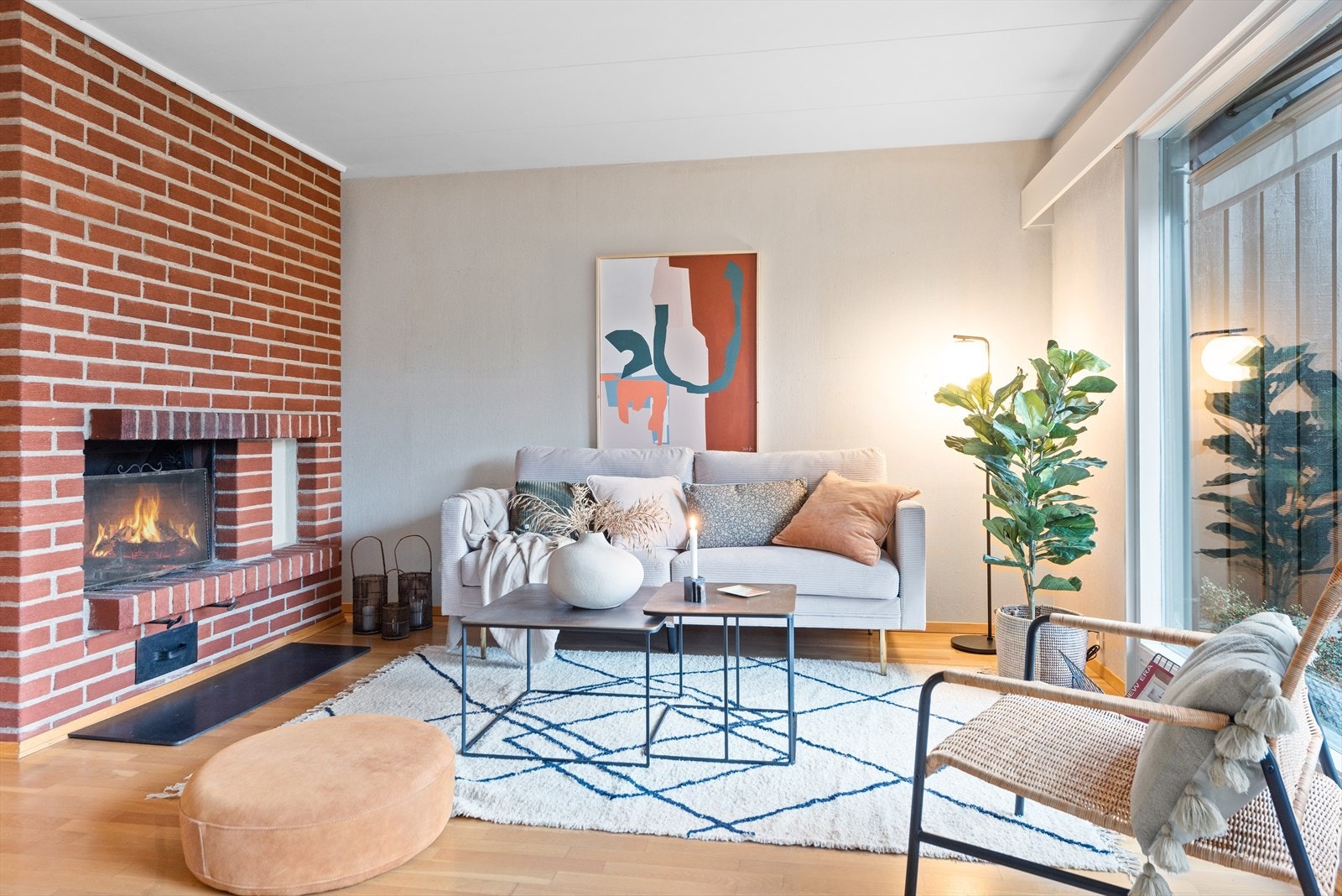 Rommet har peis som kommer godt til på kjøligere dager, eller for ren hygge Galleribilde