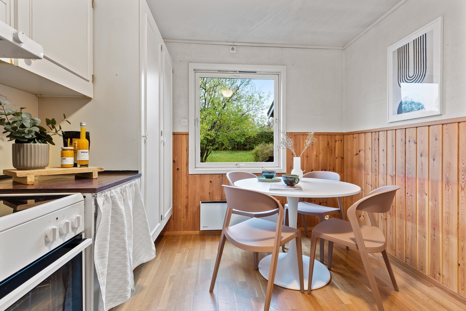 Kjøkkenet har plass til hyggelig frokostbord Galleribilde
