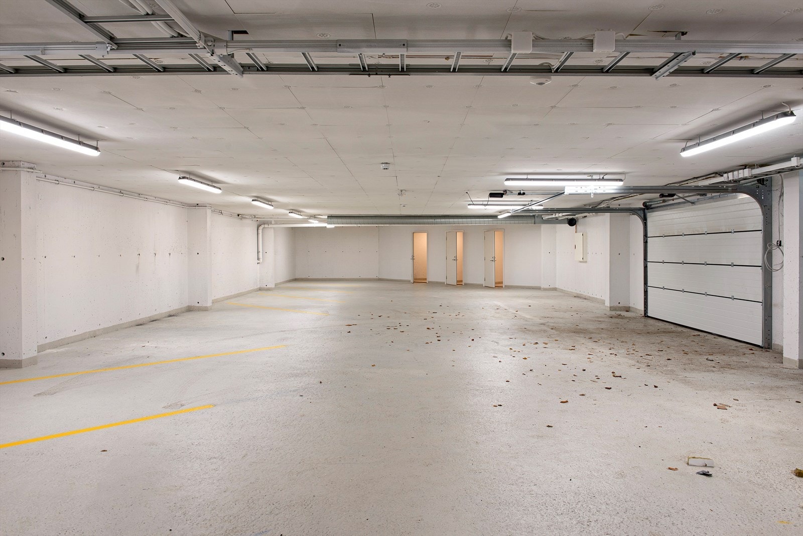 Garasje. Det medfølger 1 stk. parkeringsplass i garasjekjeller. Galleribilde