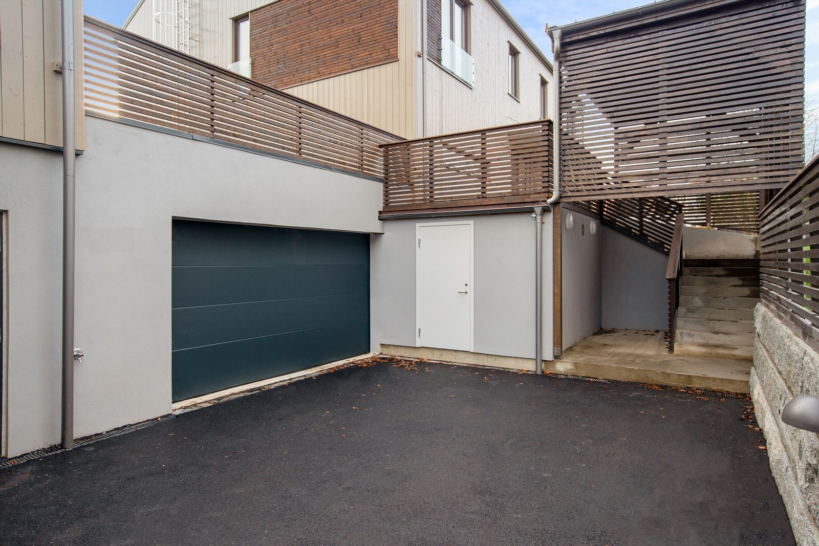 Innkjøring garasje. Galleribilde