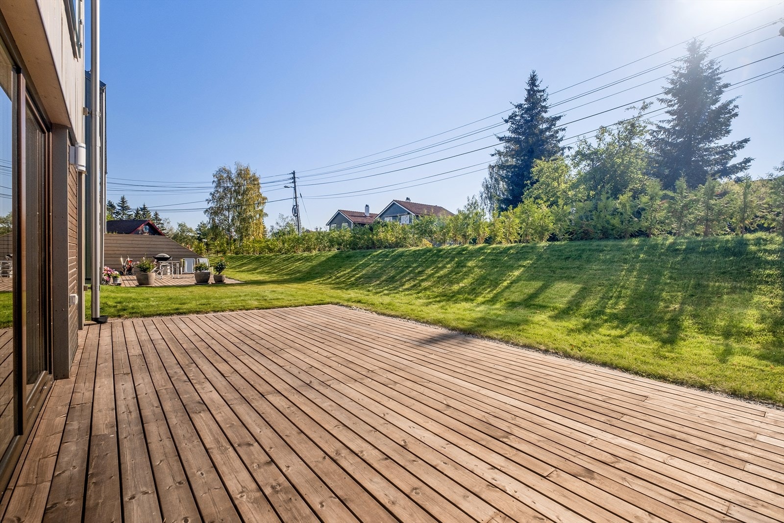 Boligen har en fantastisk uteplass med god plass til utemøblement. Galleribilde