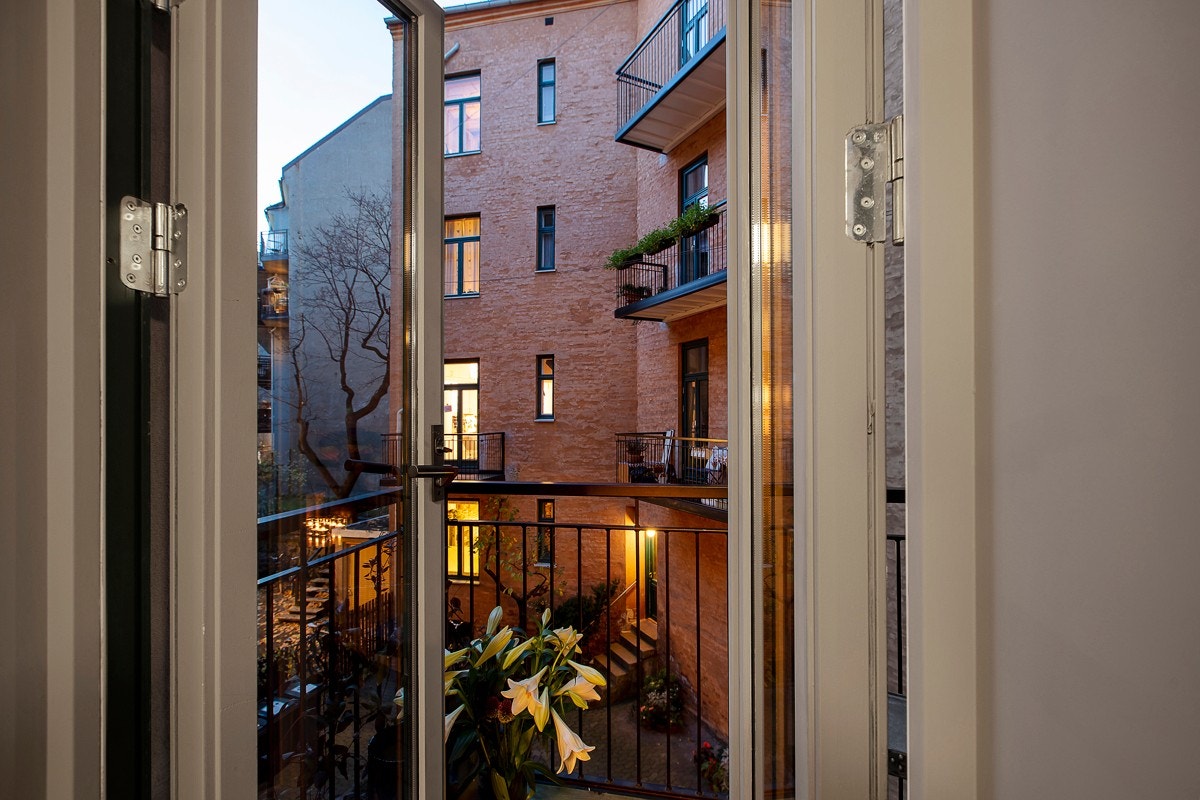 Leiligheten har en balkong fra 2016, på ca. 3 kvm, som vender mot vest og skjermet gårdsrom. Galleribilde