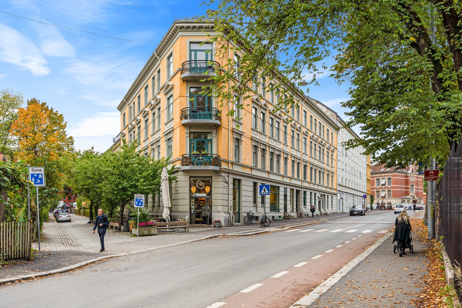 I samme bygg som leiligheten, omkranset av vakre kirsebærtrær, ligger kafé Åpent Bakeri, en av Frogners mest populære kaféer, der sameiets beboere eier næringslokalet. Galleribilde