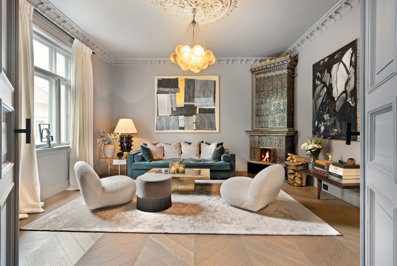 Klassisk, stilren 4-roms selveier m/ balkong og antikk kakkelovn. Lave felleskost. P-plass* Rolig, enveiskjørt gate Galleribilde