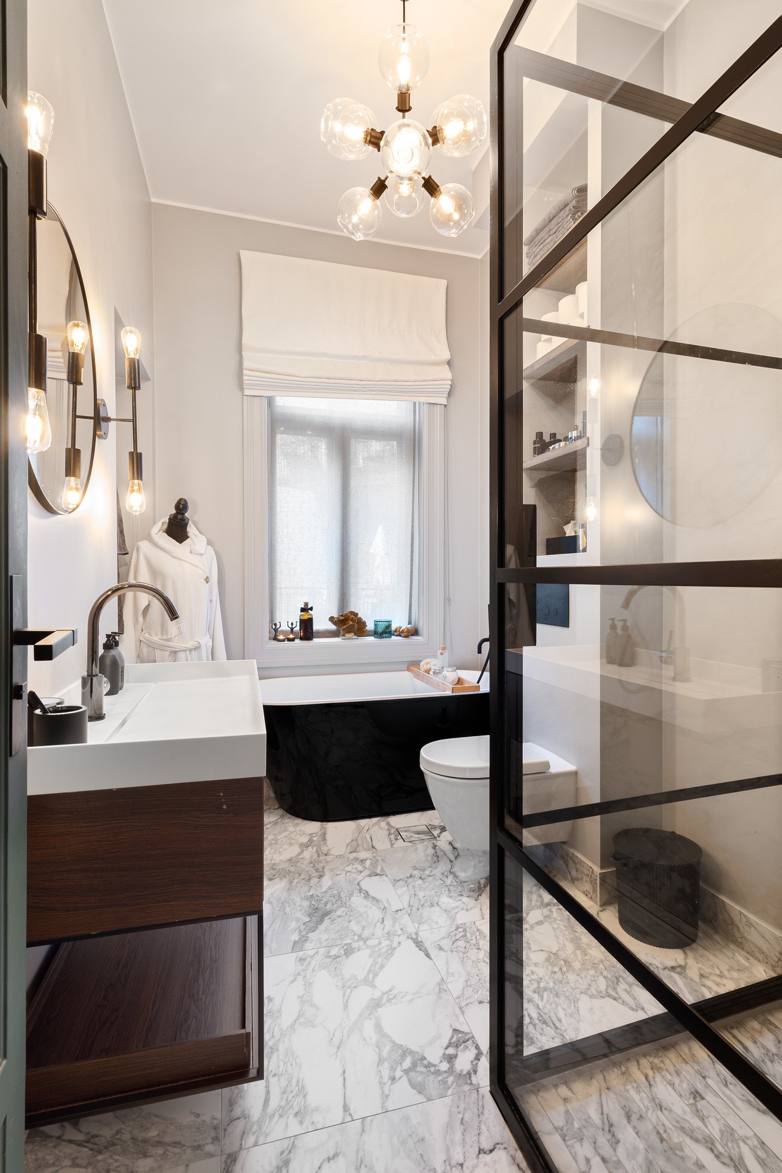 Badet er topp moderne og bringer frem spafølelsen med gulvvarme, badekar, store fliser med marmorpreg og vegger som er malt med kjølig veggfarge, listefritt til tak. Galleribilde