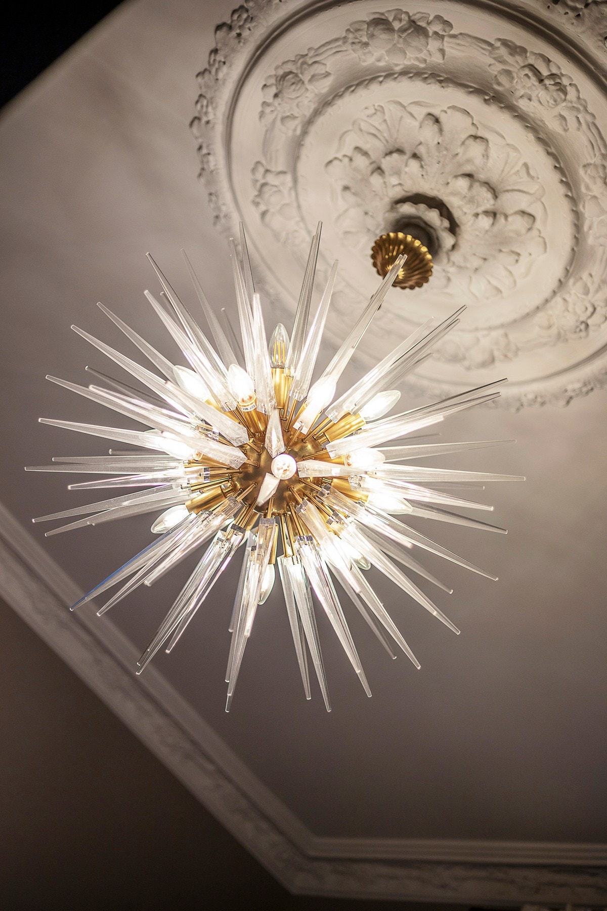 Lekker stukkatur og rosett i tak. Galleribilde