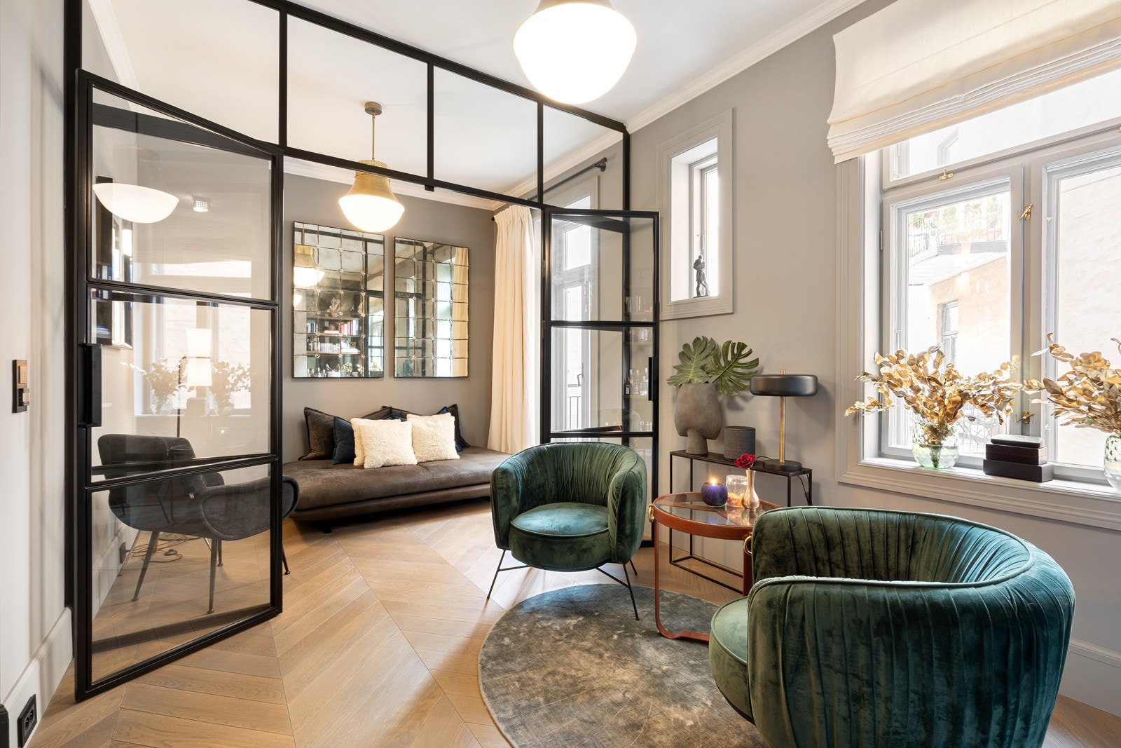 Leiligheten har to innbydende soverom, det ene med nyere, tofløyet dør til balkong, samt egen lounge med hyller som i dag brukes som bar. Loungen er avgrenset med glass som er sprosset med sortlakkert jern. Galleribilde