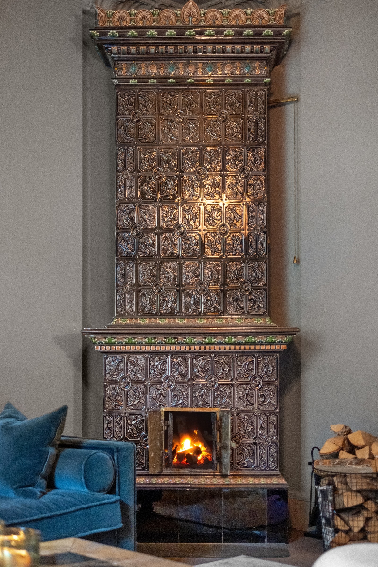 140 år gammel antikk kakkelovn fra Sverige. Galleribilde