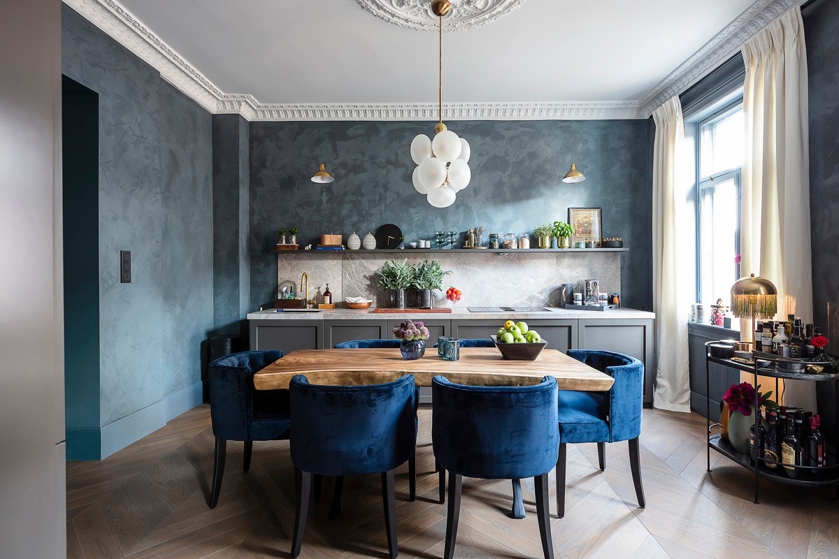 Spisestuen/kjøkkenet er selve hjertet i leiligheten, hvor det bys på lunhet til tross for rikelig med lys fra vinduer og luftig takhøyde. Galleribilde