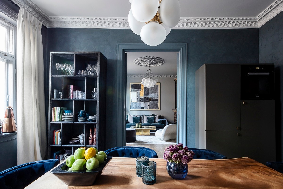 Kjøkkeninnredningen er plassert åpent, så her er det lagt til rette for avansert kokkekunst, og samtalen kan flyte fritt med middagsgjestene. Galleribilde