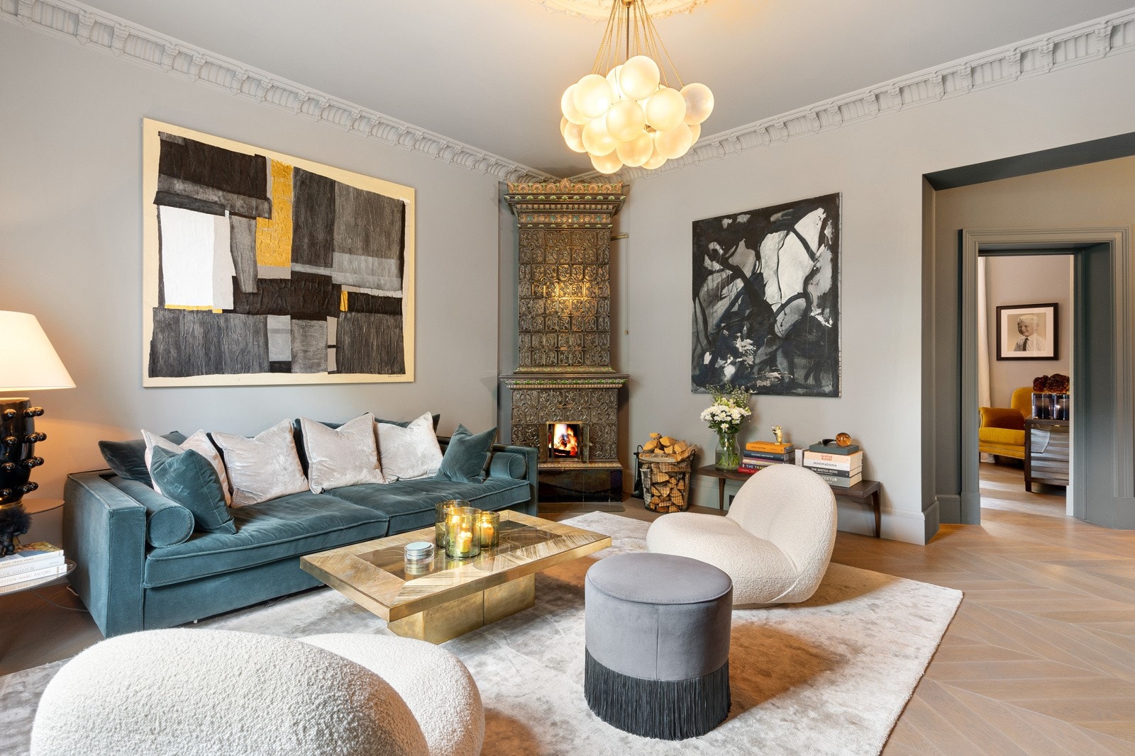 Stuen har flere blikkfang; stor takrosett, nydelig stukkatur, samt en antikk, detaljrik kakkelovn som pryder ekstra og sørger for god varme vinterstid. Galleribilde