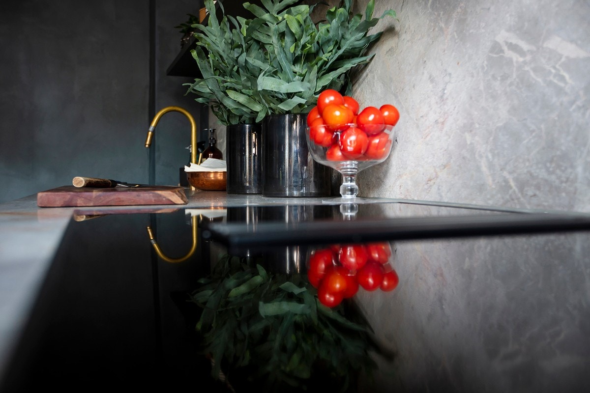 Vaskekummen fra Tapwell i black chrome er underlimt, blandebatteriet i messing fra Tapwell og alt av hvitevarer er integrert, fra kvalitetsleverandøren Miele. Her får du koketopp med benkeventilator, stekeovn, kjøl/frys og oppvaskmaskin. Galleribilde