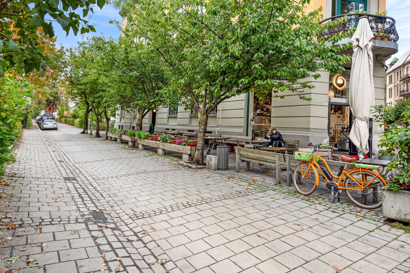 Leiligheten ligger i et populært, urbant og sentralt boligområde på Frogner i Oslo. Like ved eiendommen, innerst i Inkognito Terrasse, ligger det en liten park/lekeplass. Parken ligger også rett ved det nye Sommerro prosjektet. Galleribilde