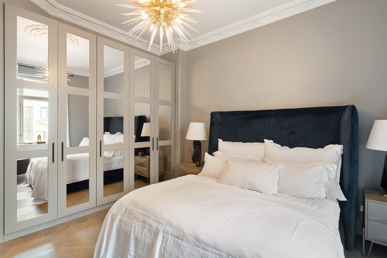 Hovedsoverommet har mørkere eikegulv med varme, lekker stukkatur og rosett i tak, spesiallaget garderobeskap med speilfronter og gråmalte rammer. Galleribilde