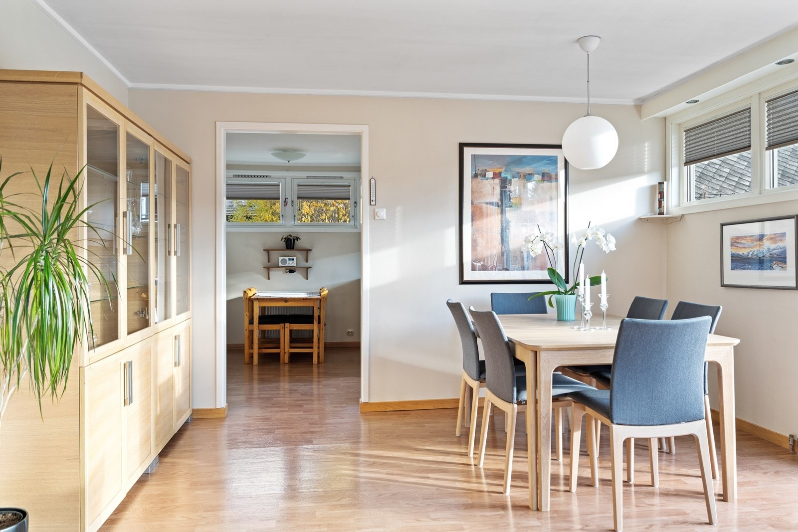 Ved siden av kjøkkenet har spisestuen sin naturlige plassering. Galleribilde