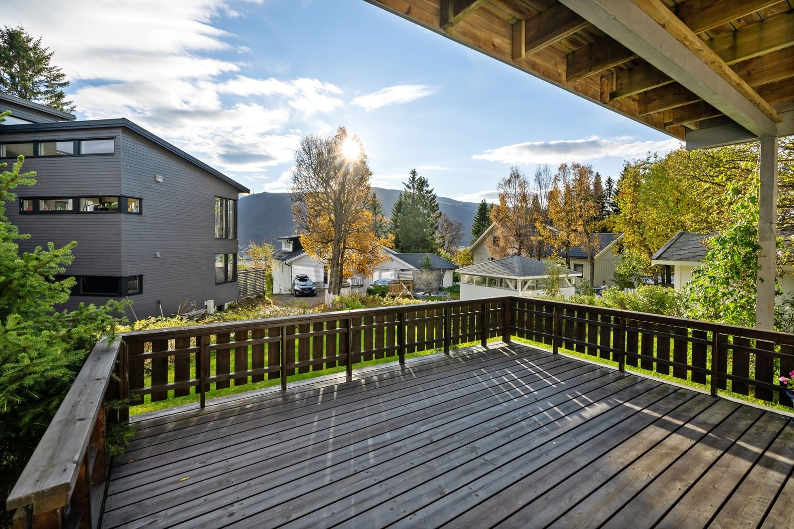 Terrasse ved inngangspartiet i underetasjen. Galleribilde