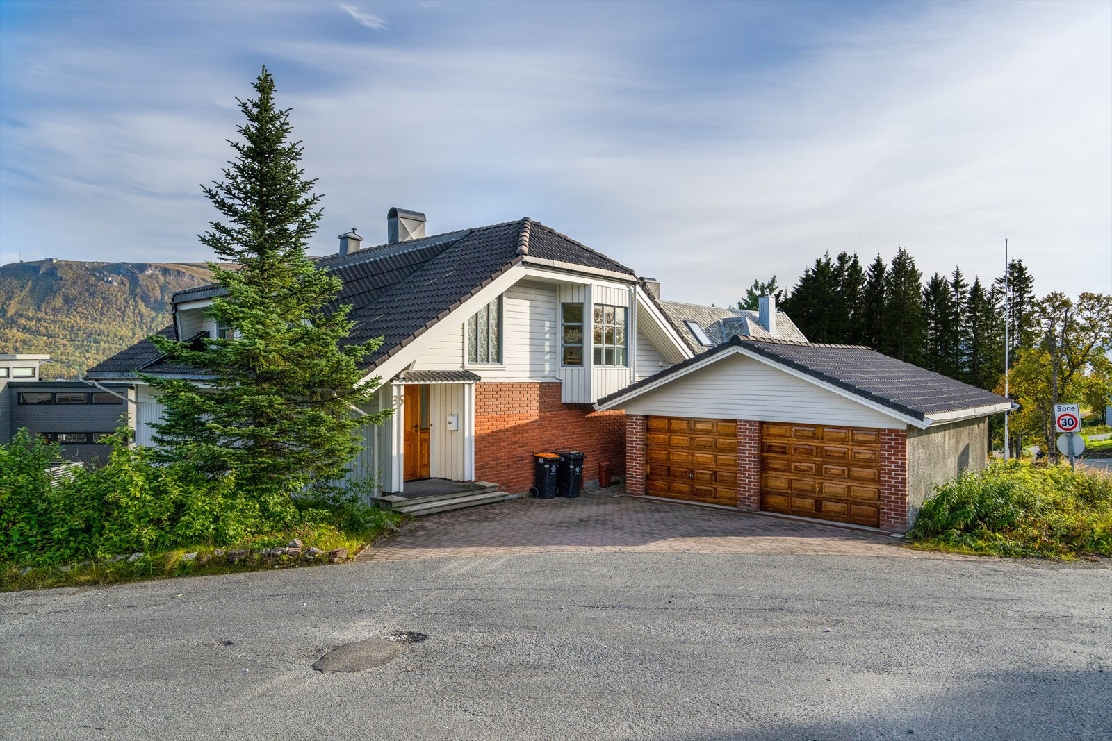 Halvpart av garasjen tilhører boligen. Galleribilde