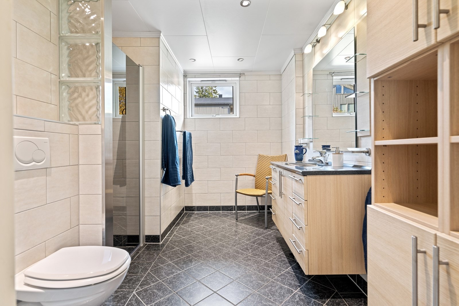 Det store badet er helfliset, og har en stor innredning med heldekkende servant. Galleribilde