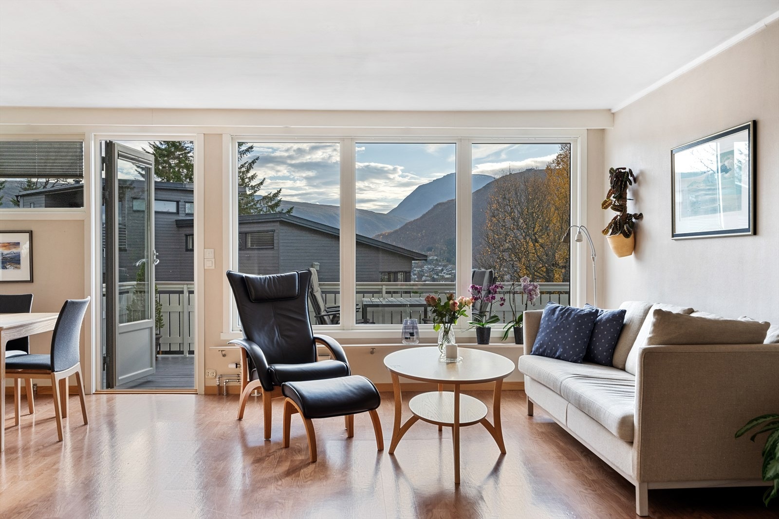 Stuen varmes opp av vannbåren varme i radiatorer. Galleribilde