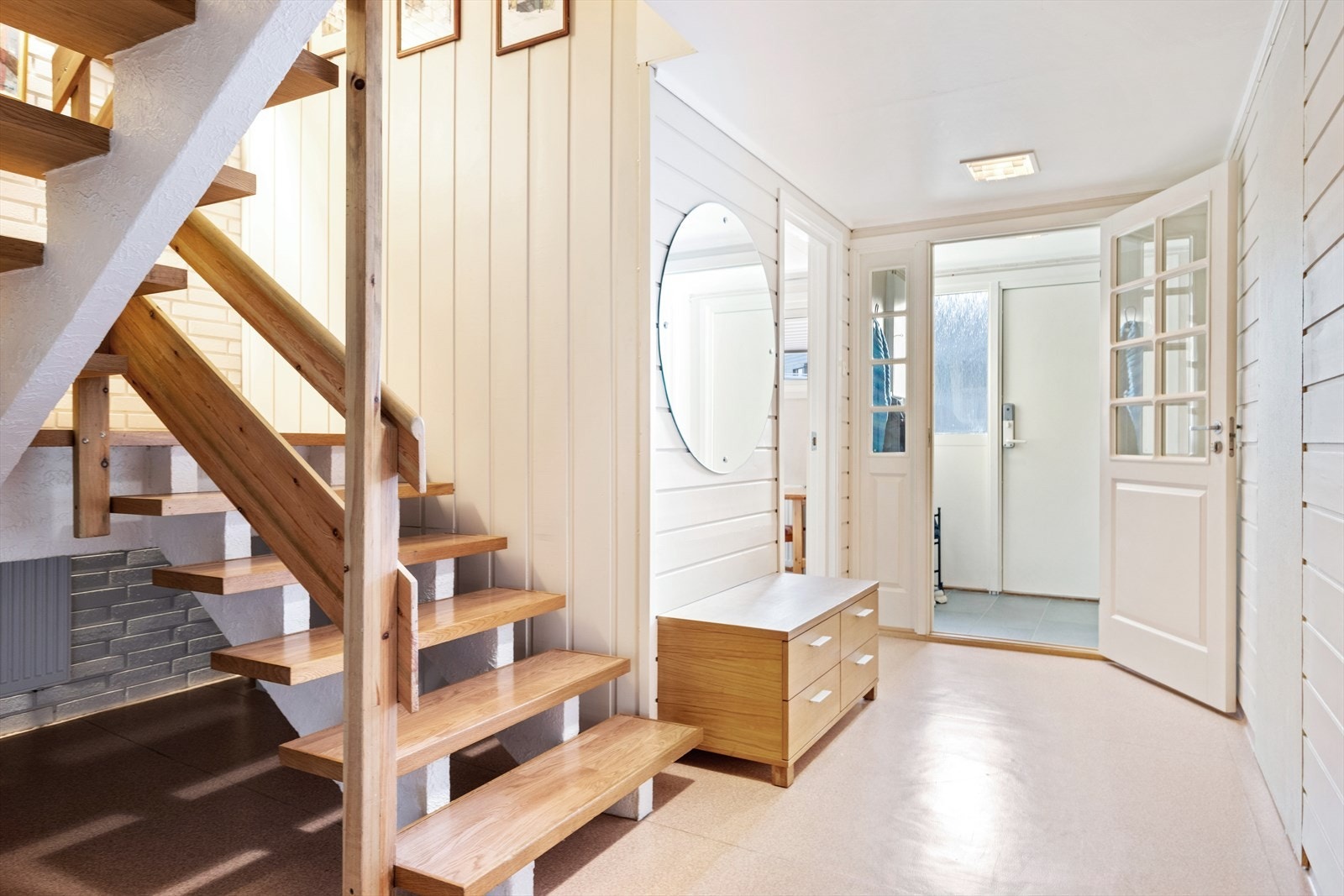 Her har du en trapp opp til 1. etasje, og adkomst til vaskerommet, flere innredede rom, samt til hybelen. Galleribilde