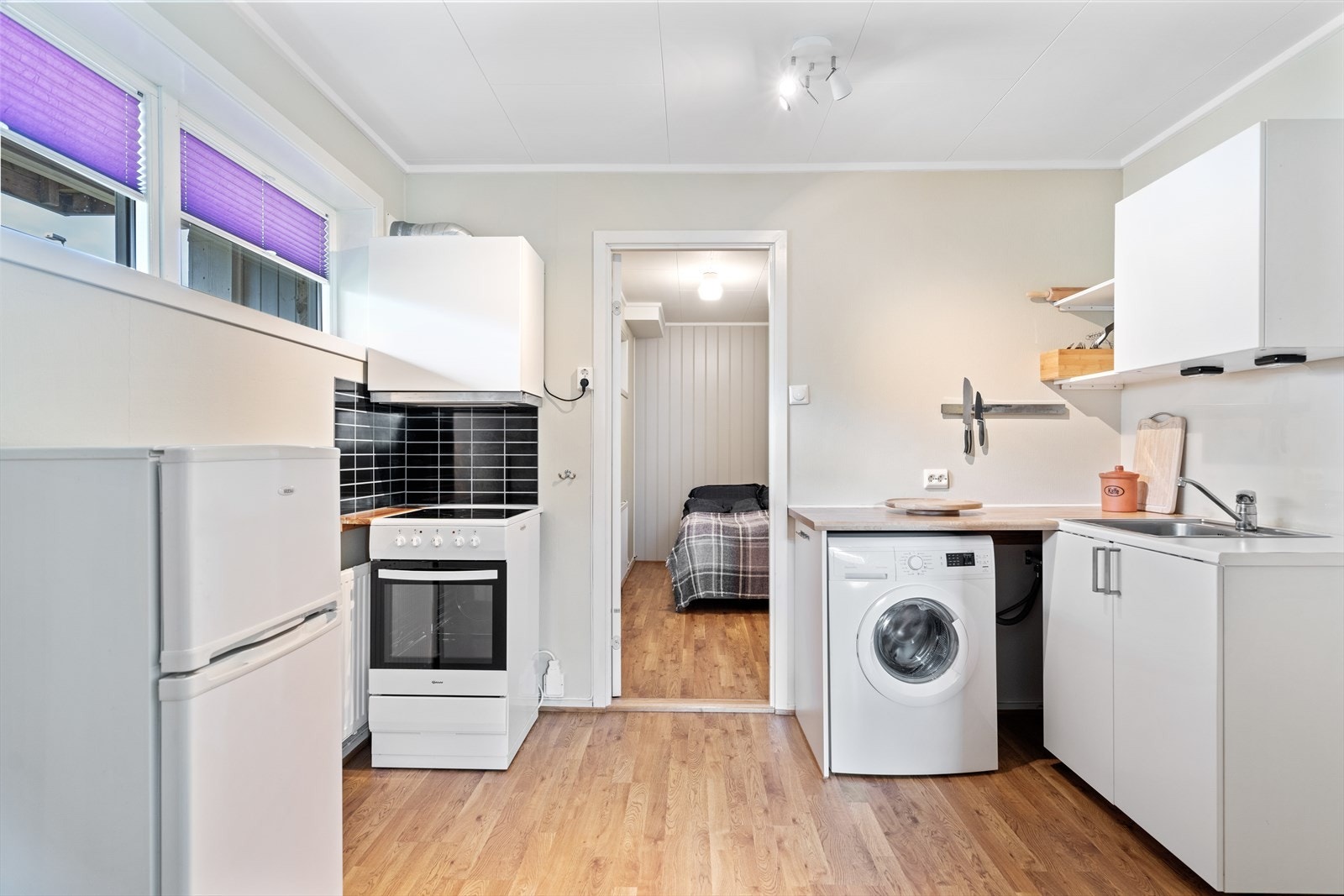 Åpen stue/kjøkkenløsning på hybelen. Galleribilde