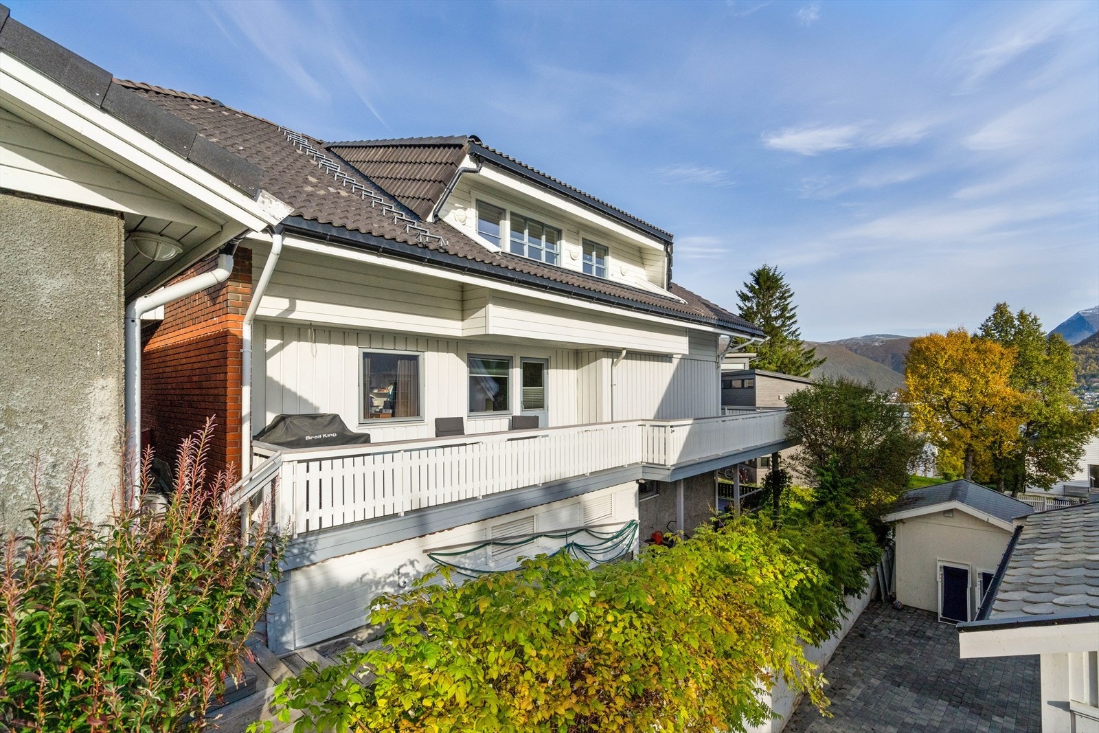 Boligen ble oppført i 1972. Den ble påbygd med en ny 2. etasje i 1991. Galleribilde