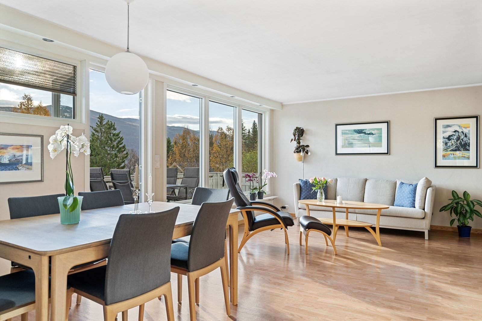 Den lyse og åpne stuen deles naturlig inn i soner. Galleribilde