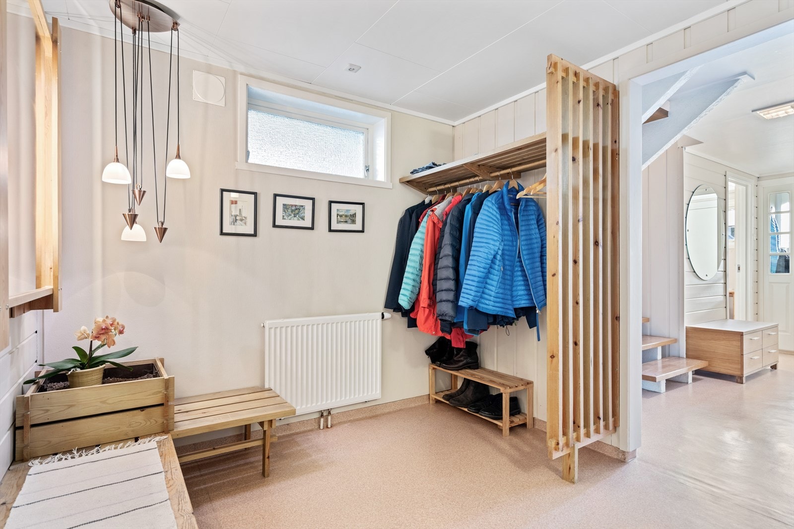 I gangen er det god plass til et oppbevaringsmøbel, som en kommode. Galleribilde