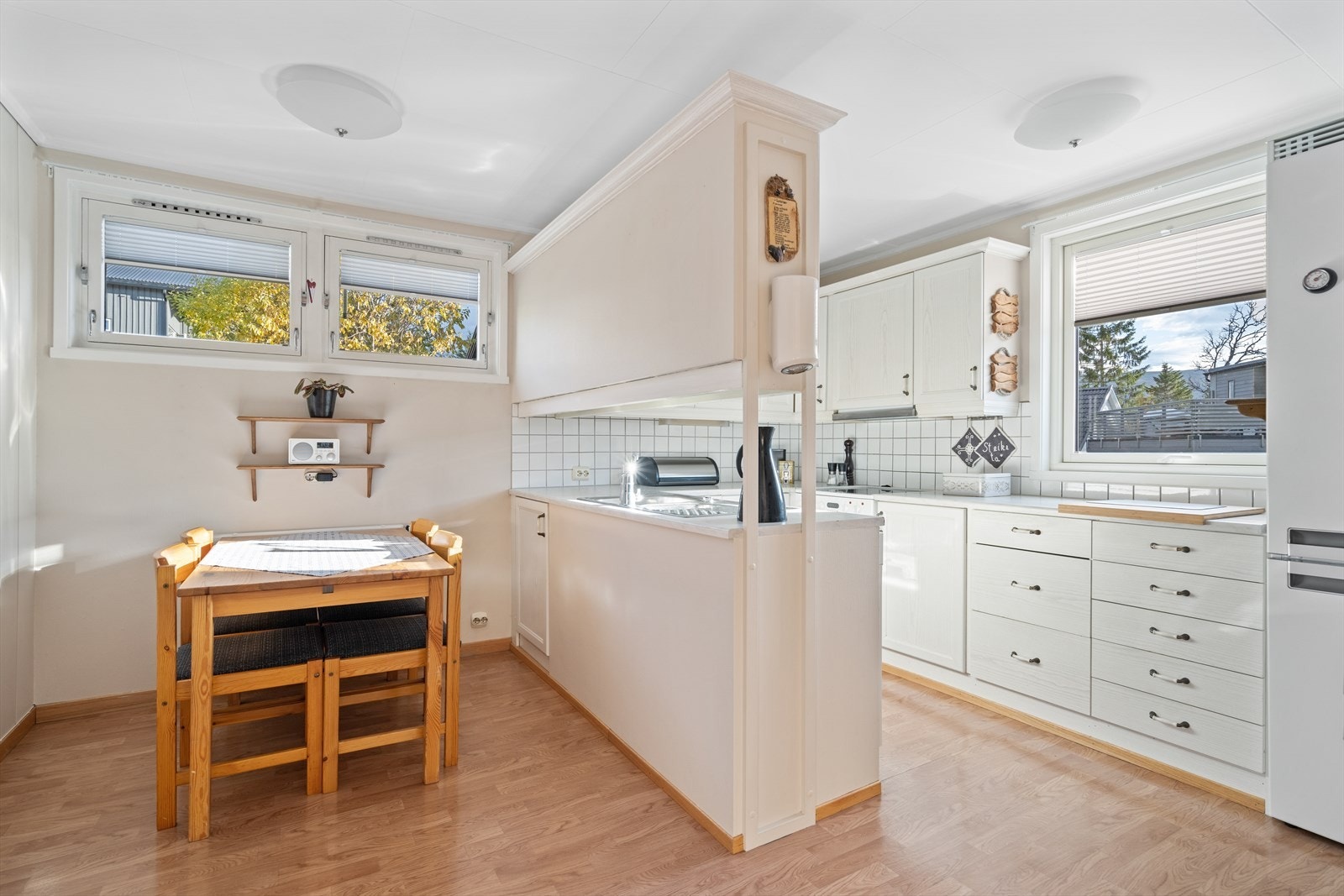 Kjøkkenet ligger i adskilt løsning, og har godt med arbeids- og oppbevaringsplass. Galleribilde