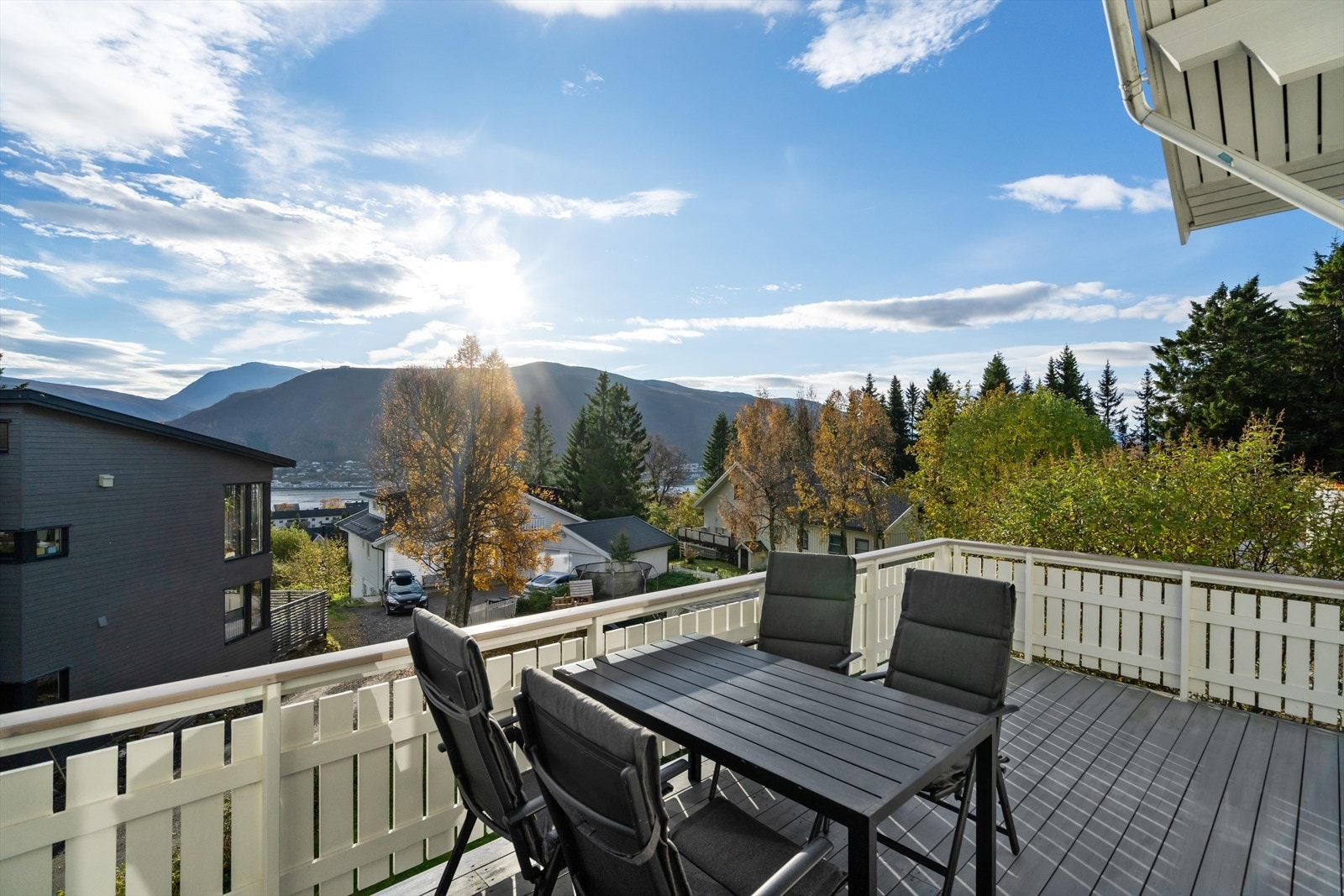 Fra stuen og spisestuen er det utgang til en syd- og østvendt veranda med gode solforhold. Galleribilde