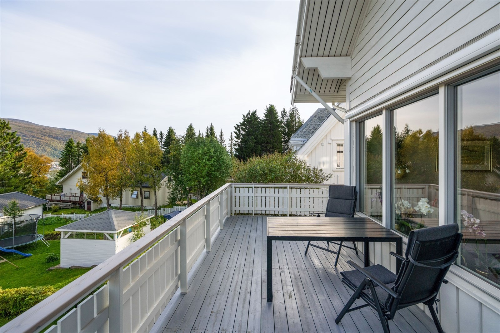 Verandaen er på ca. 37 kvm og vender mot sør og øst. Galleribilde