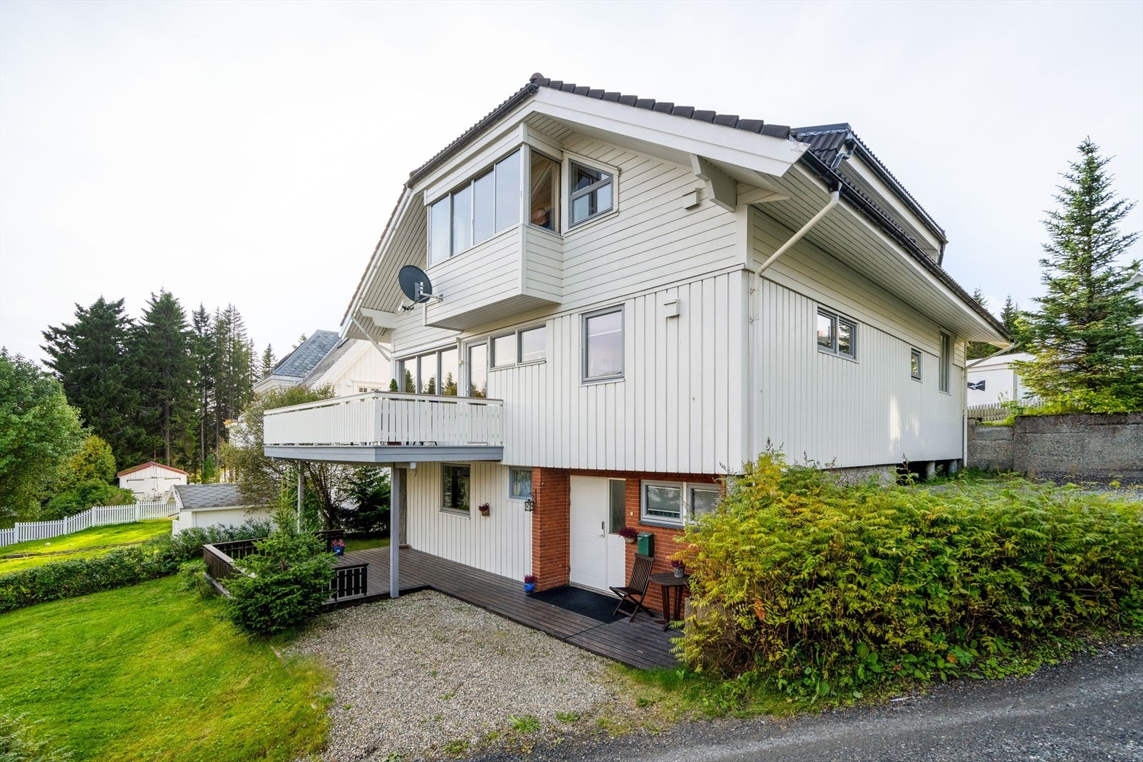 Eiendommen ligger i et rolig, og veletablert boligområde, like ved Alfheim stadion. Galleribilde