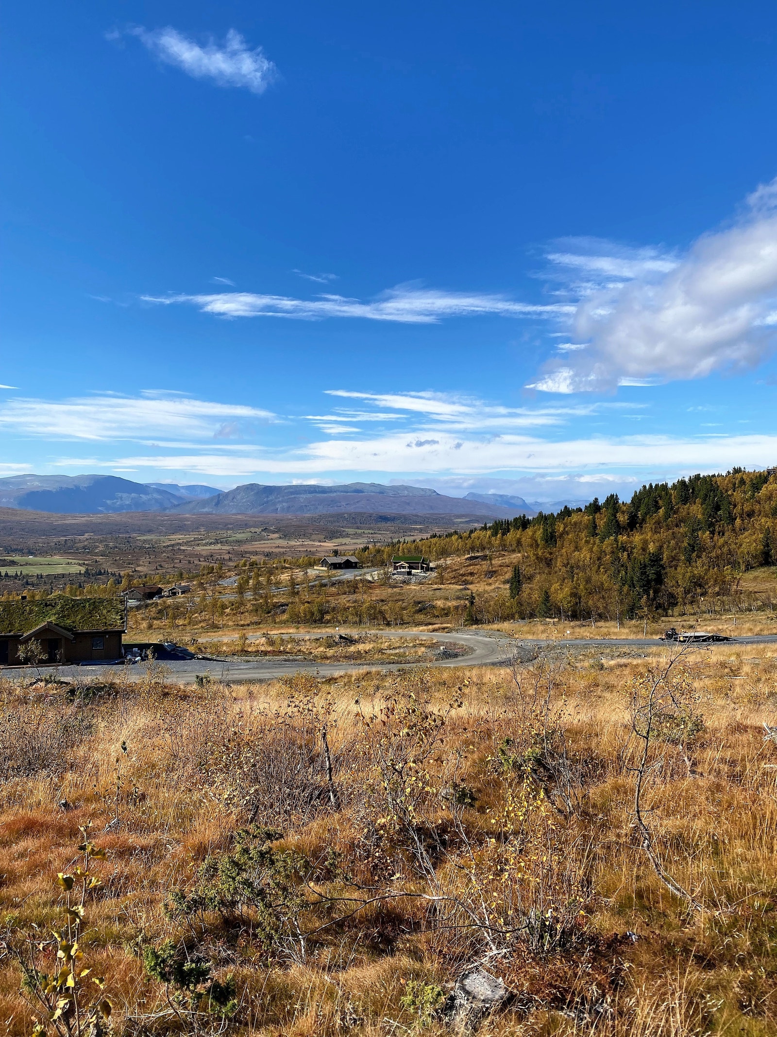 Nyt utsikten fra en av de mange toppene i området med utsikt langt inn i de snøkledde fjellene i Jotunhieimen. Galleribilde