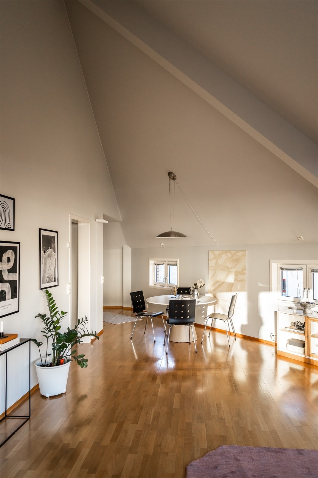 Det er verdt å fremheve at takhøyde målt i møne på stue er hele 5,2 m og 2,45m ved de store vinduene. Galleribilde