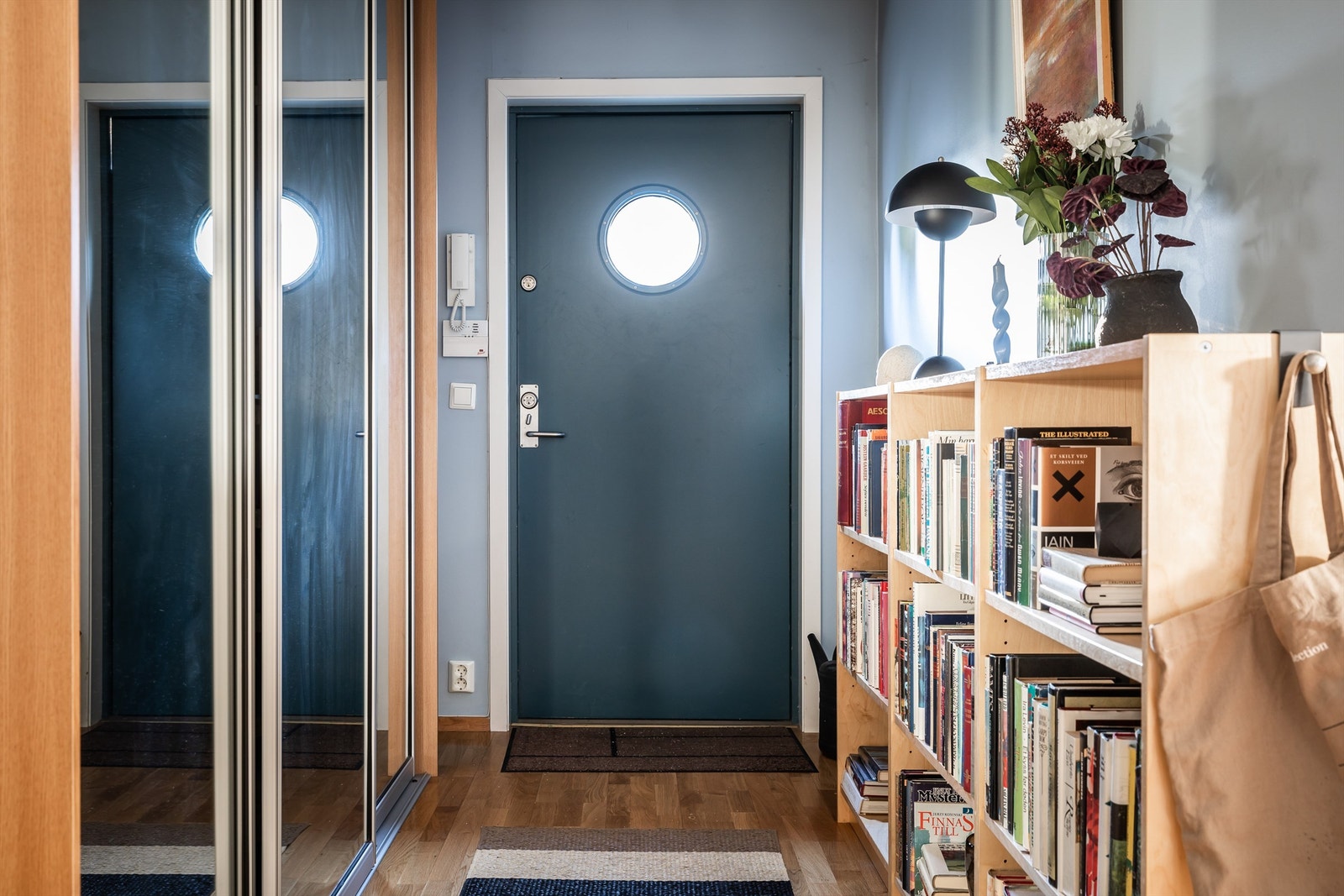 Innenfor inngangsdøren møtes du av en langstrakt entré. Her er det et eget garderobeskap med skyvedører, hvor du kan gjemme klær og sko diskret vekk. Galleribilde